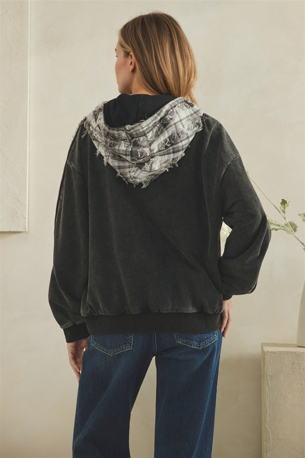 JJ1135_BLACKCREAM_5641673